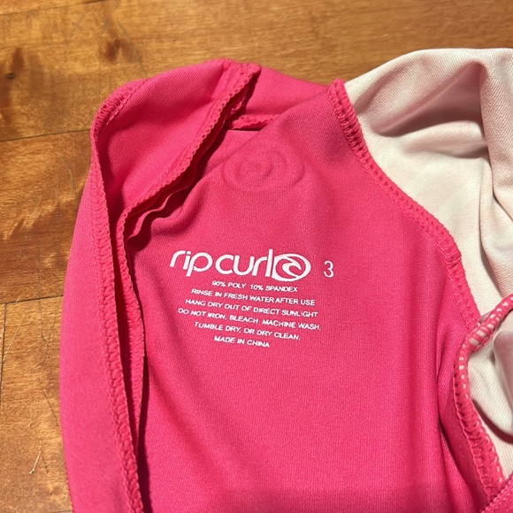 Ripcurl short sleeved sun suit. Size 3 girls . - Picture 3 of 3